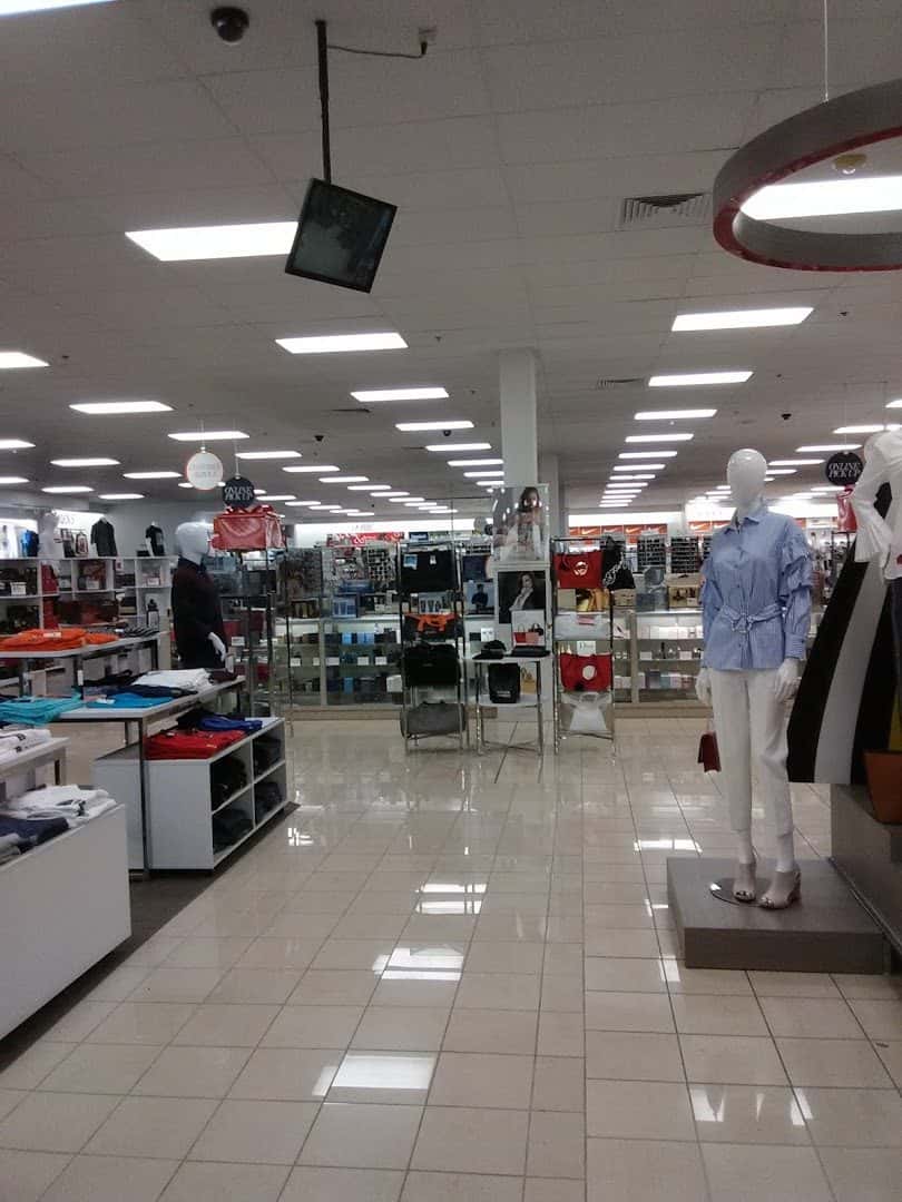 Taylor Plaza Shopping Center — Retail & Boutiques photo 2 of 5