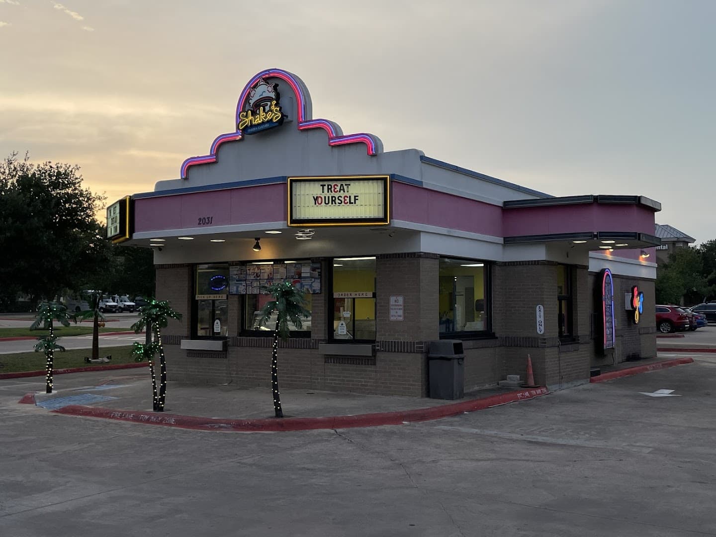 Shake's Frozen Island — Bakeries & Desserts photo 1 of 5