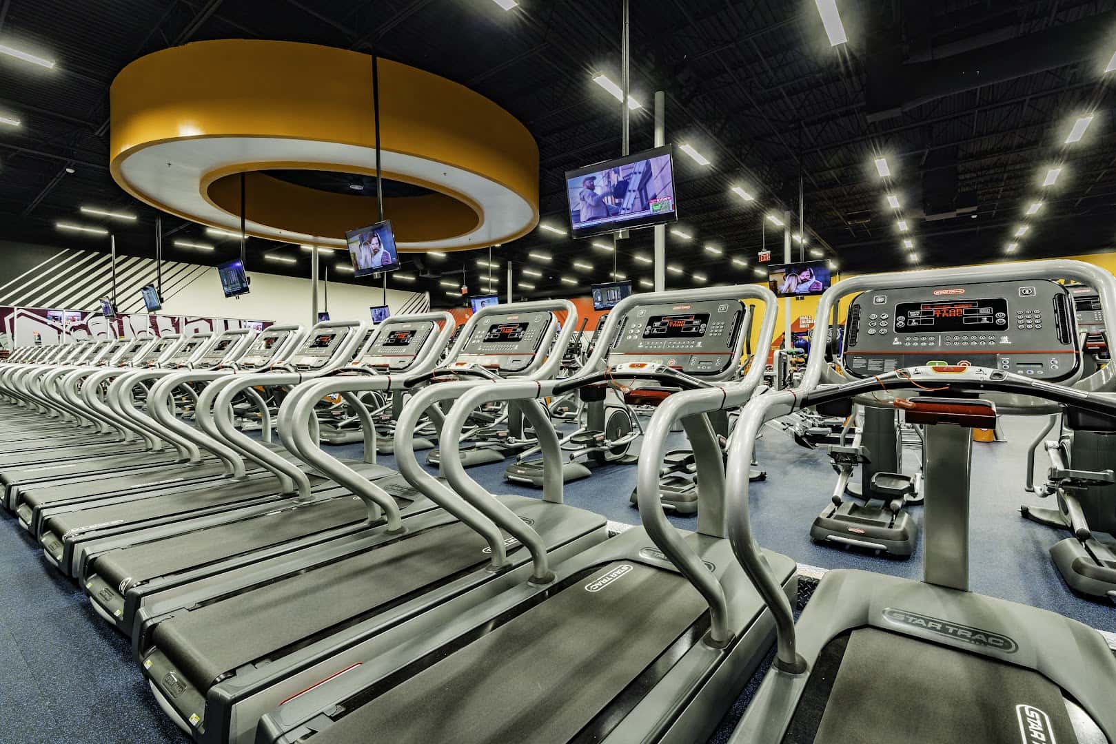 Crunch Fitness - Round Rock — Fitness & Gyms photo 3 of 5