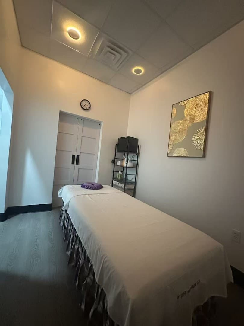 Hippo massage — Nail Salons & Spas photo 1 of 5
