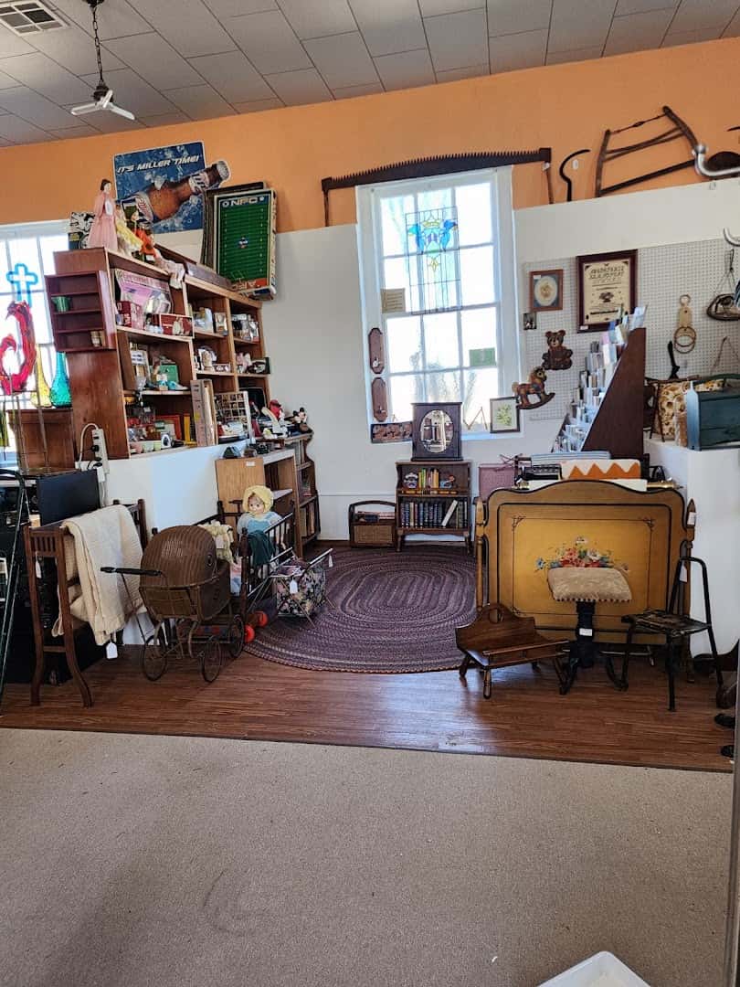 Sasquatch Antiquers Thrift & More — Retail & Boutiques photo 3 of 5