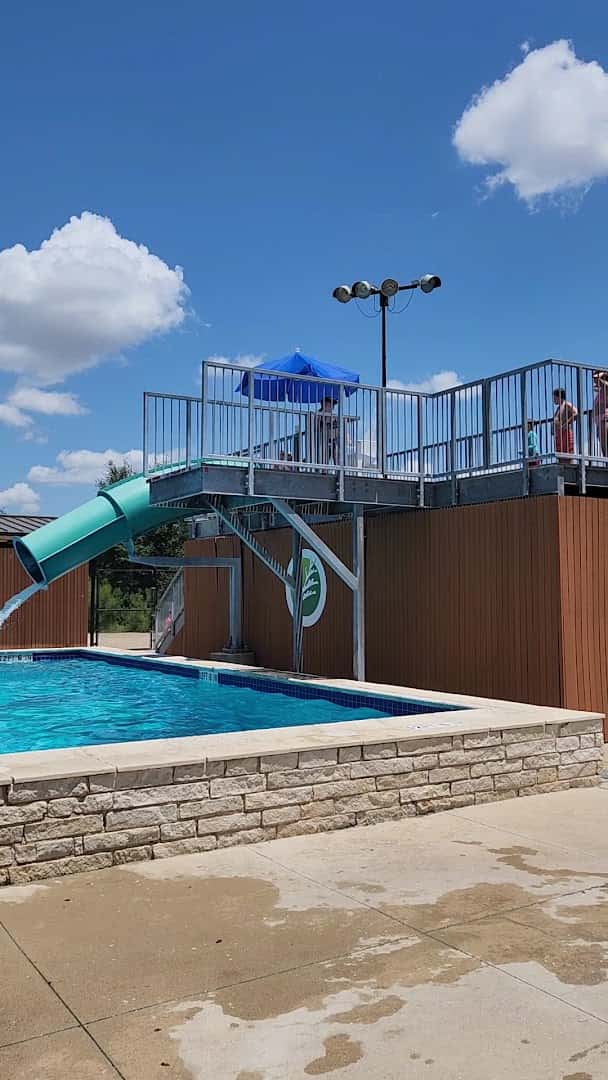 Veterans Memorial Pool — Family Fun & Recreation photo 2 of 5