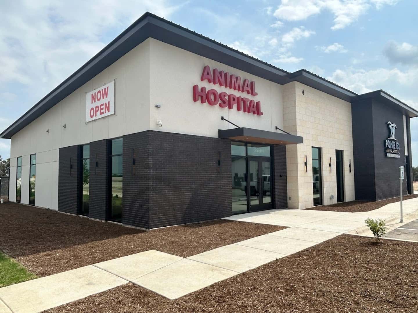 Pointe 183 Animal Hospital & Urgent Care — Pet Services photo 2 of 5