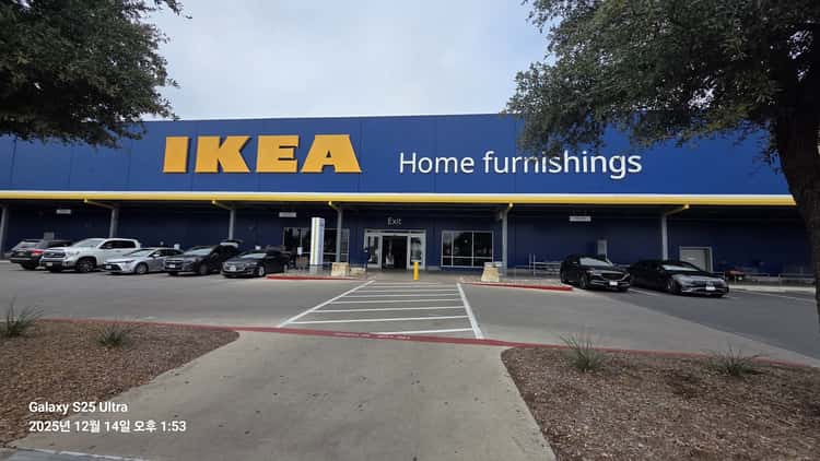 University Oaks Shopping Center