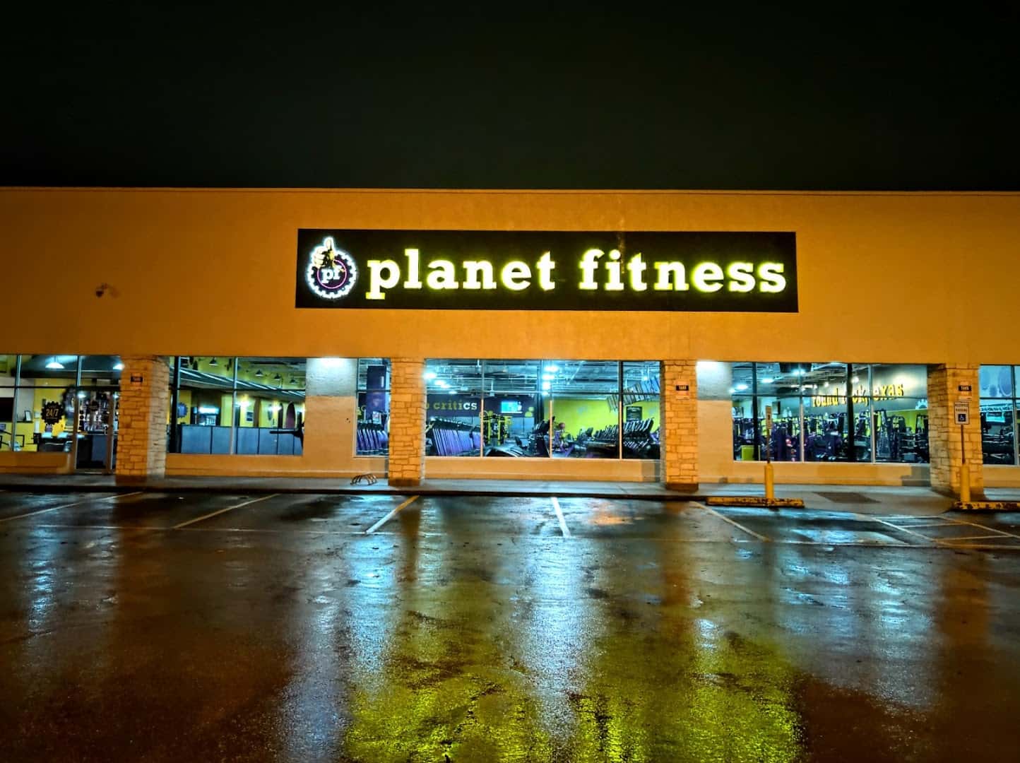 Planet Fitness — Fitness & Gyms photo 3 of 4