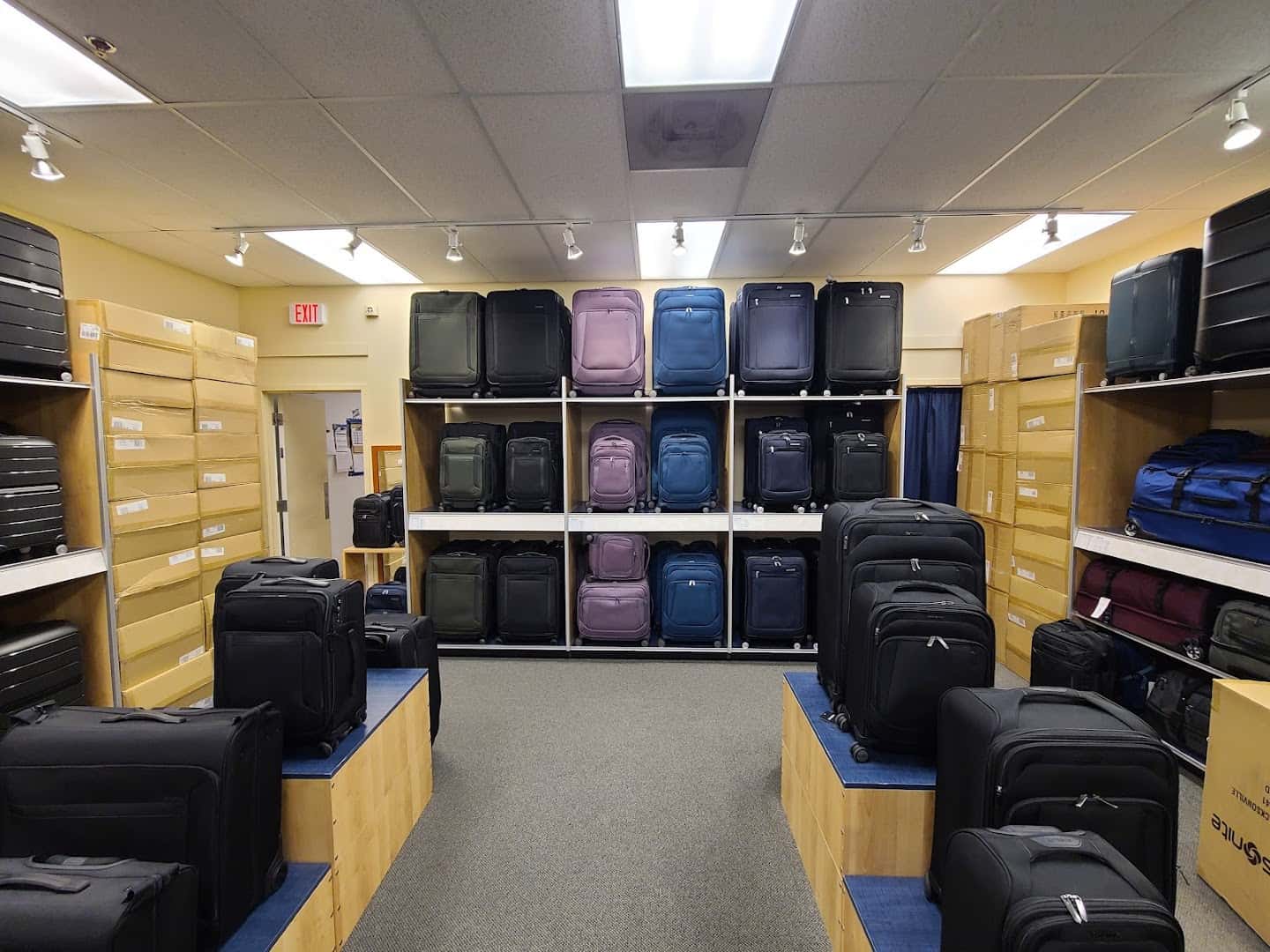 Samsonite Company Store - Round Rock Premium Outlets — Retail & Boutiques photo 3 of 5