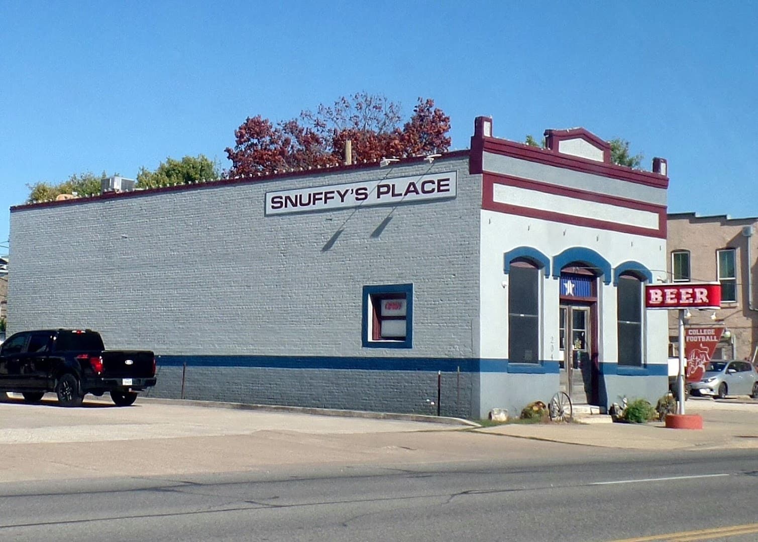 Snuffy's Bar & Grill — Restaurants photo 1 of 5